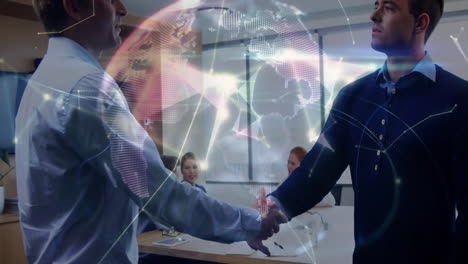 animación del globo sobre hombres de negocios caucásicos estrechando la mano en la oficina