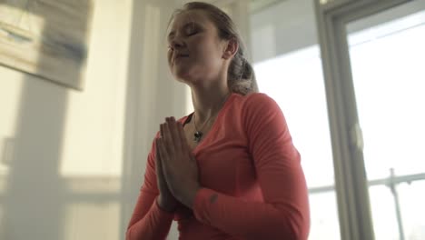 Sartén-Suave-A-La-Izquierda-De-La-Mujer-Haciendo-Meditación-Sonriendo