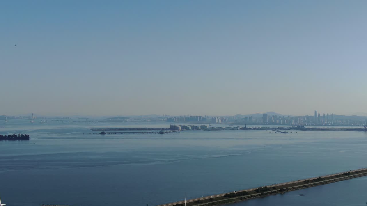 도시 근처의 바다 전망