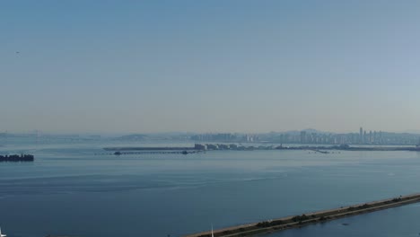 도시 근처의 바다 전망