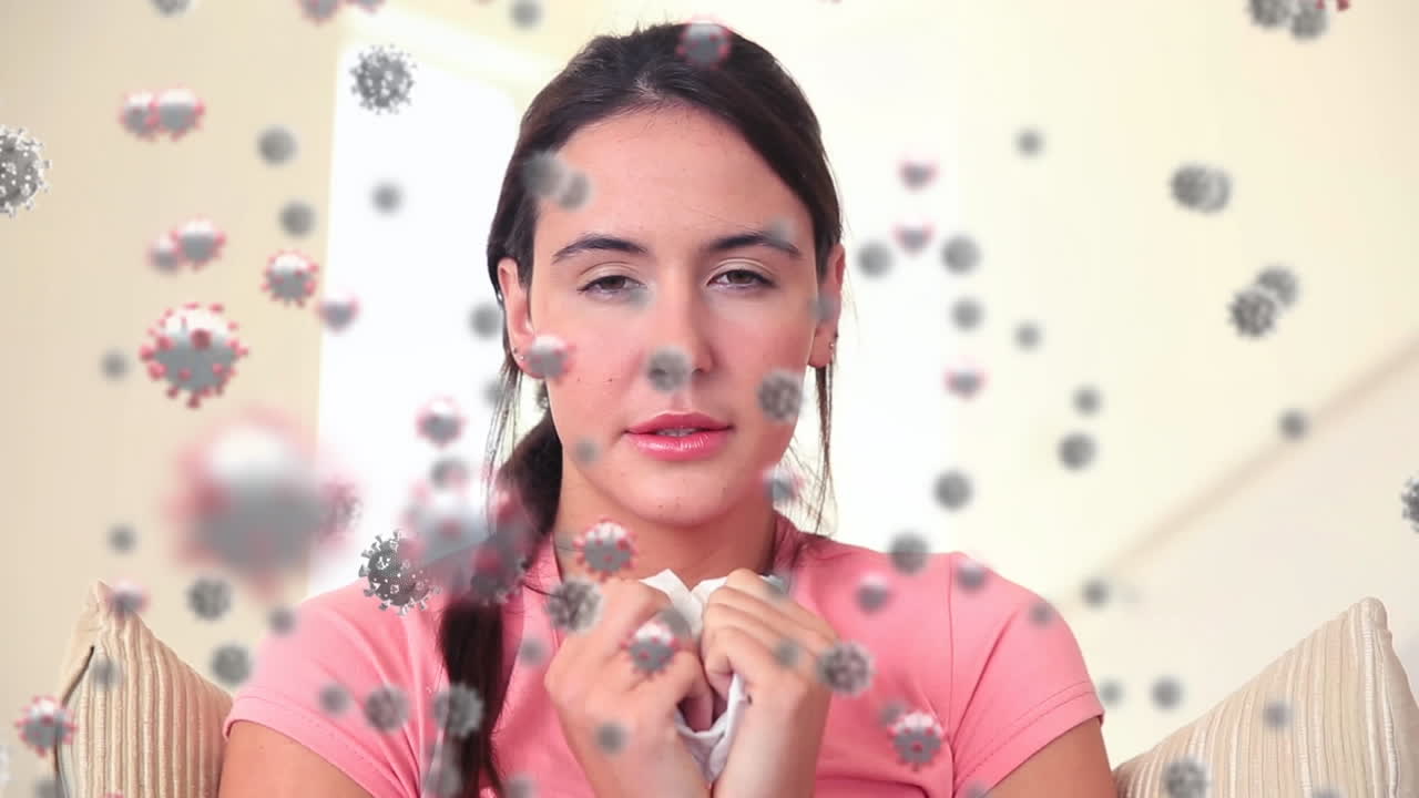 animación de células de covid 19 flotando sobre una mujer enferma