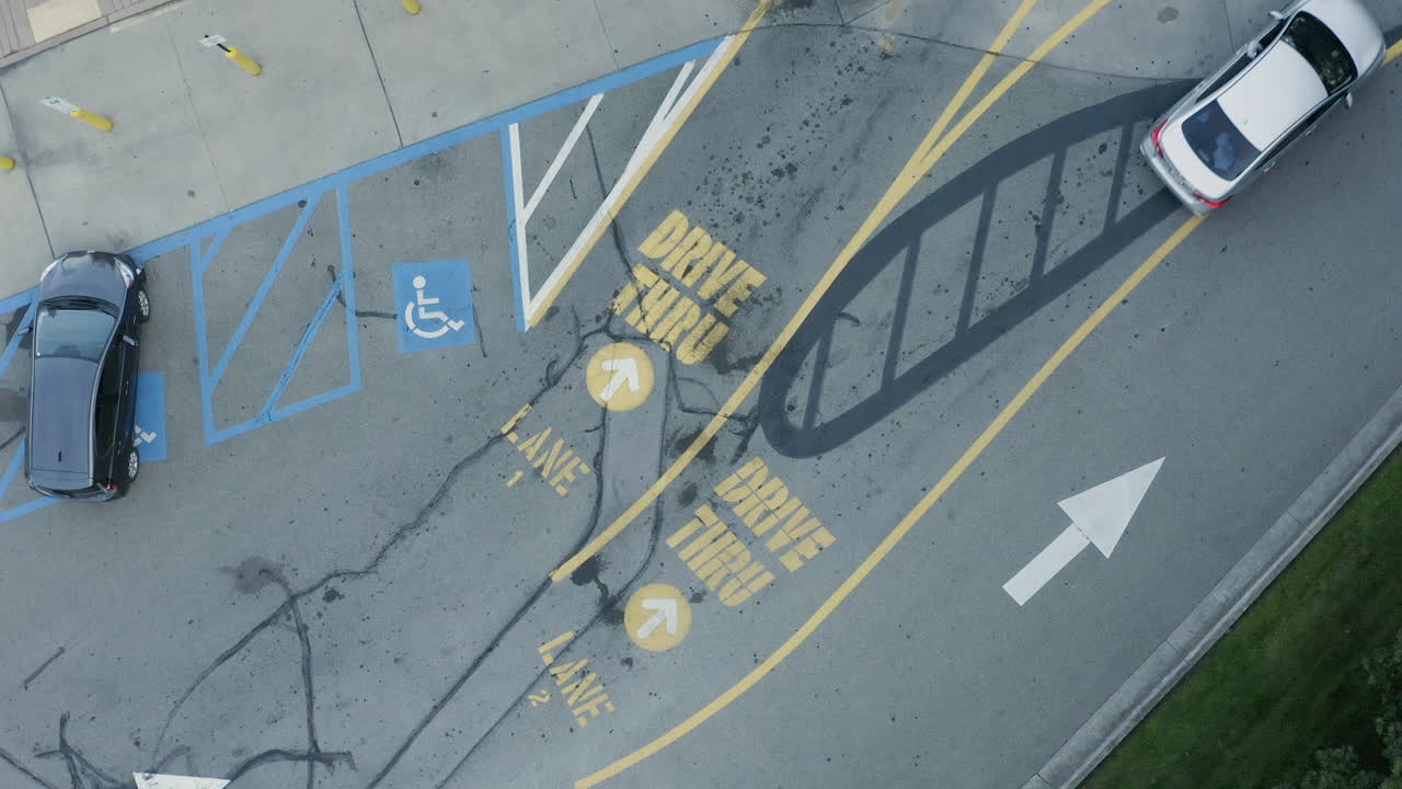 패스트 푸드 레스토랑 드론 공중에서 차선을 통해 운전하기 위해 당기는 자동차의 회전 오버 헤드 샷