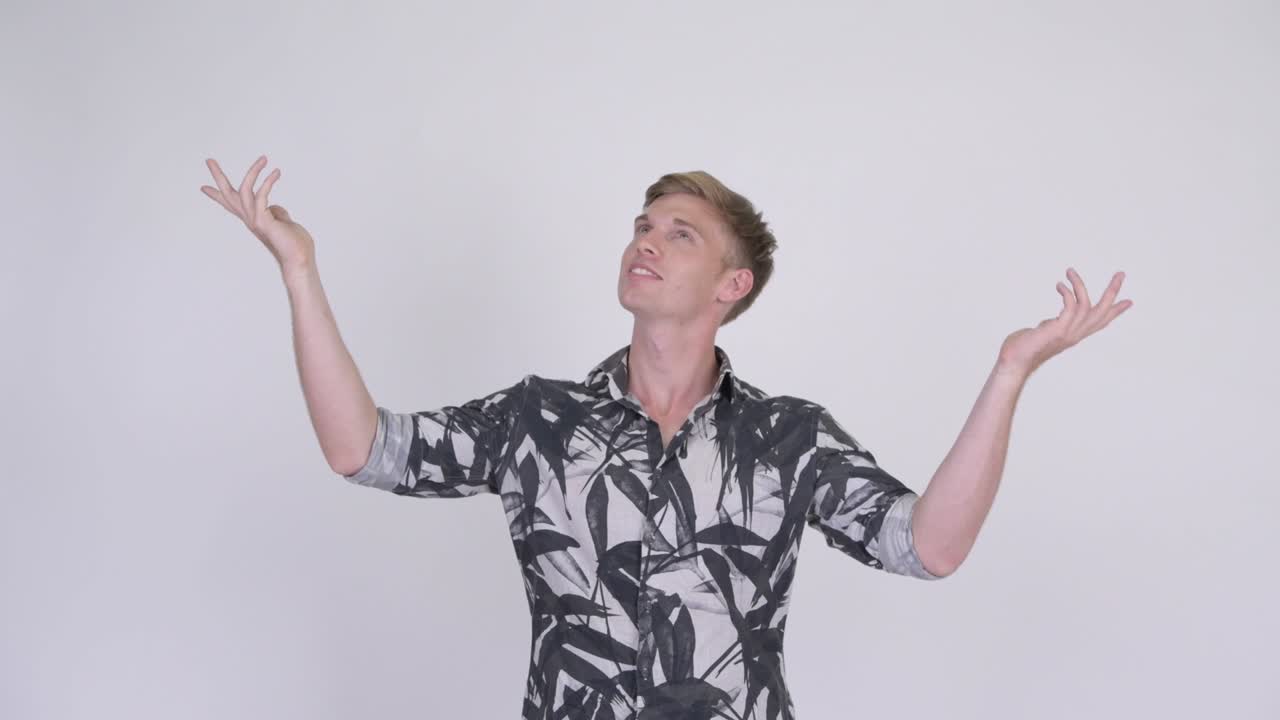 un joven feliz, guapo y rubio turista