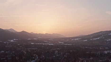 Pintoresco-Paisaje-De-Amanecer-Brillando-Sobre-Bachledzki-Wierch-Y-Montaña-En-Zakopane,-Polonia