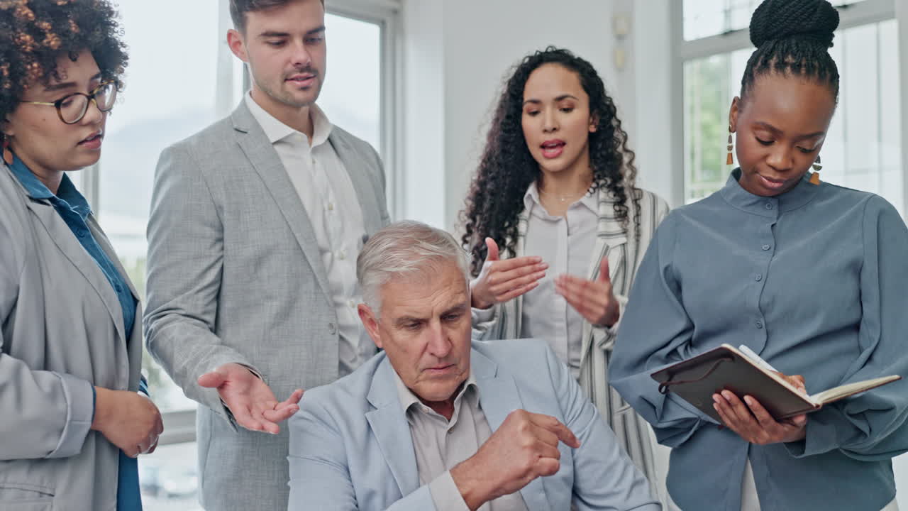 portátil, reunión y un gerente sénior con su equipo