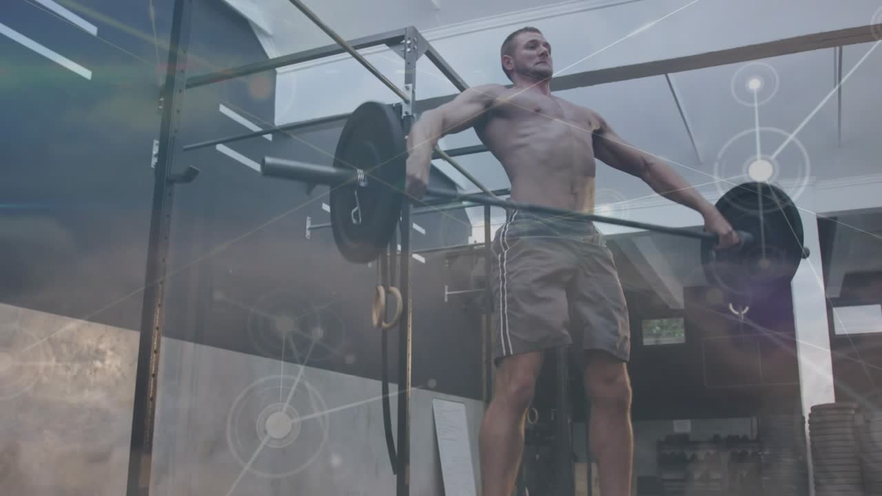 Vertikal video: Mand påbegynder træk, river vægtstang over hovedet til fitness, overlays sporer bane.