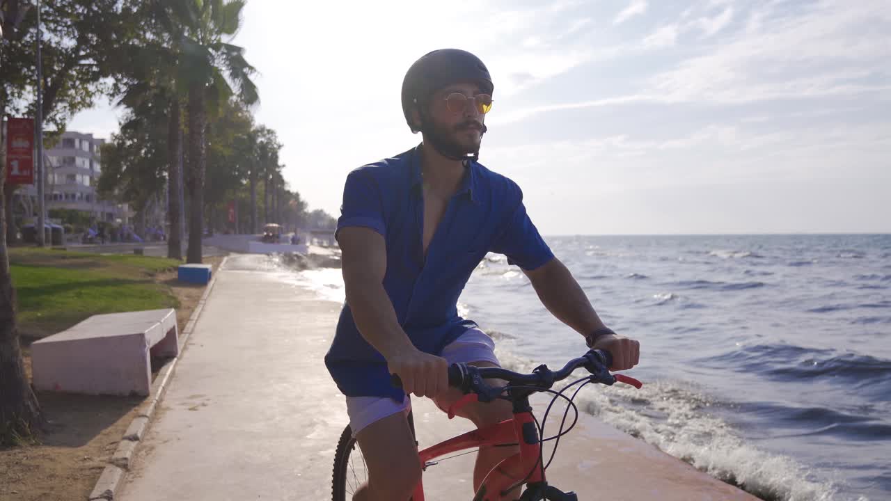 바다  ⁇ 에서 자전거를 타고 있는 젊은 남자.