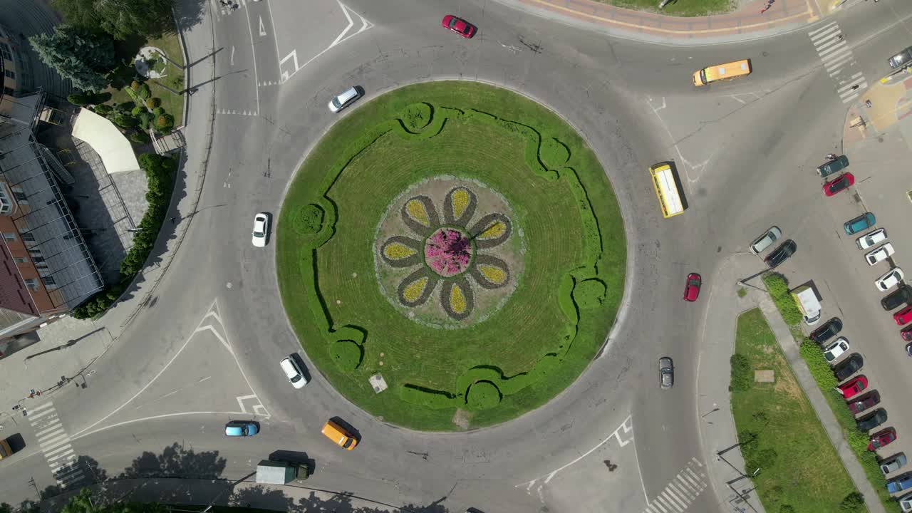 vista aérea de 4k de la carretera de circunvalación con coches circulares en una pequeña ciudad europea en un día soleado