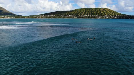 Toma-De-Paralaje-De-Surfistas-Remando-Por-Una-Ola-Y-Falta