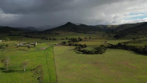 Vistas-Aéreas-De-Tierras-De-Cultivo-En-Lamington-En-El-Pintoresco-Borde-Con-Lluvia-En-La-Distancia,-Queensland,-Australia