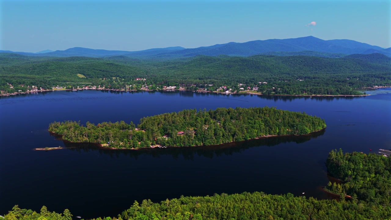Byen Lake Schroon, bygninger i centrum, Main Street, bådbroer, luftfoto fra drone, Upstate New York, sommermorgen, solrig blå himmel, Adirondack-bjergene, Lake Schroon-landskab, havneudsigt, panorerende fremad og opad