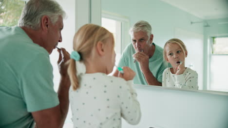 abuelo, nieto y cepillarse los dientes