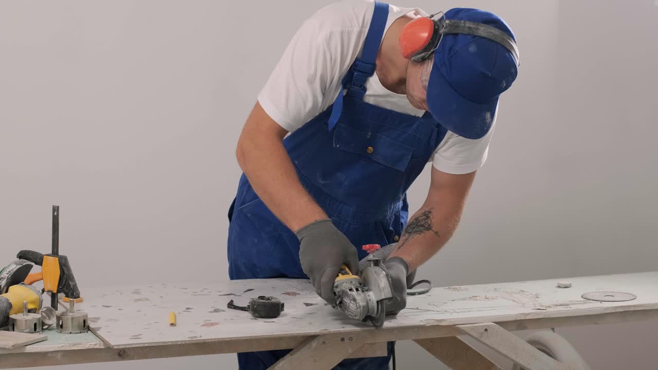 instalación de azulejos de cerámica para el suelo - medición y corte de las piezas. construcción, renovación, reparación de apartamentos. cortes de baldosas. corte de baldosas