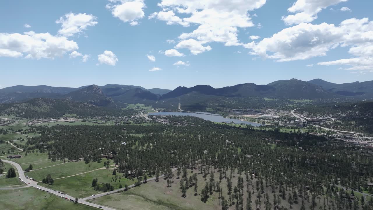 fotografía de un avión no tripulado del paisaje alrededor de estes park, colorado, ee.uu. en un caluroso día soleado, bosque de coníferas, lago y pastos