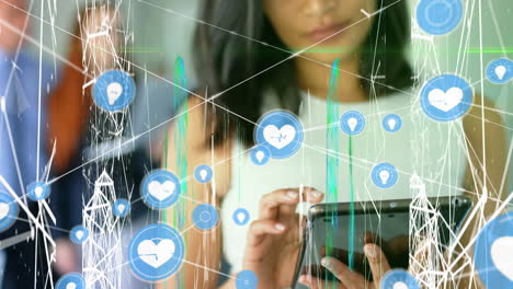 animación de la red de conexiones a través de mujeres de negocios biraciales que usan teléfonos inteligentes