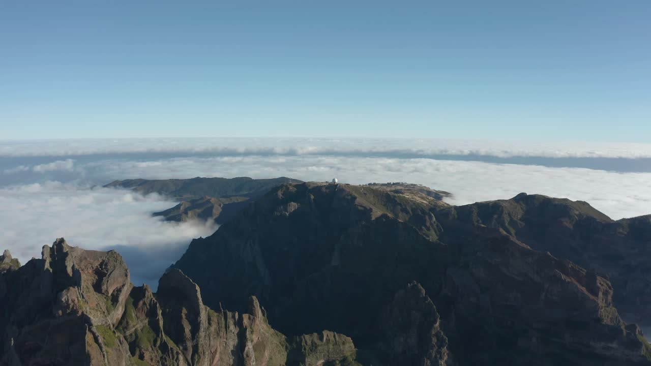 구름 위 에 있는 피코 도 아리에이로 (pico do arieiro) 의 마데라 화산 풍경