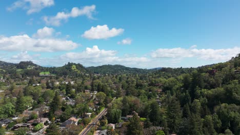 Toma-De-Drone-De-Un-Suburbio-Cerca-Del-área-De-La-Bahía-En-San-Francisco,-California.