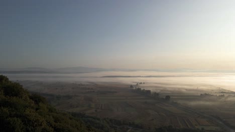 Nebel-Bedeckt-Weite-Flache-Landschaft