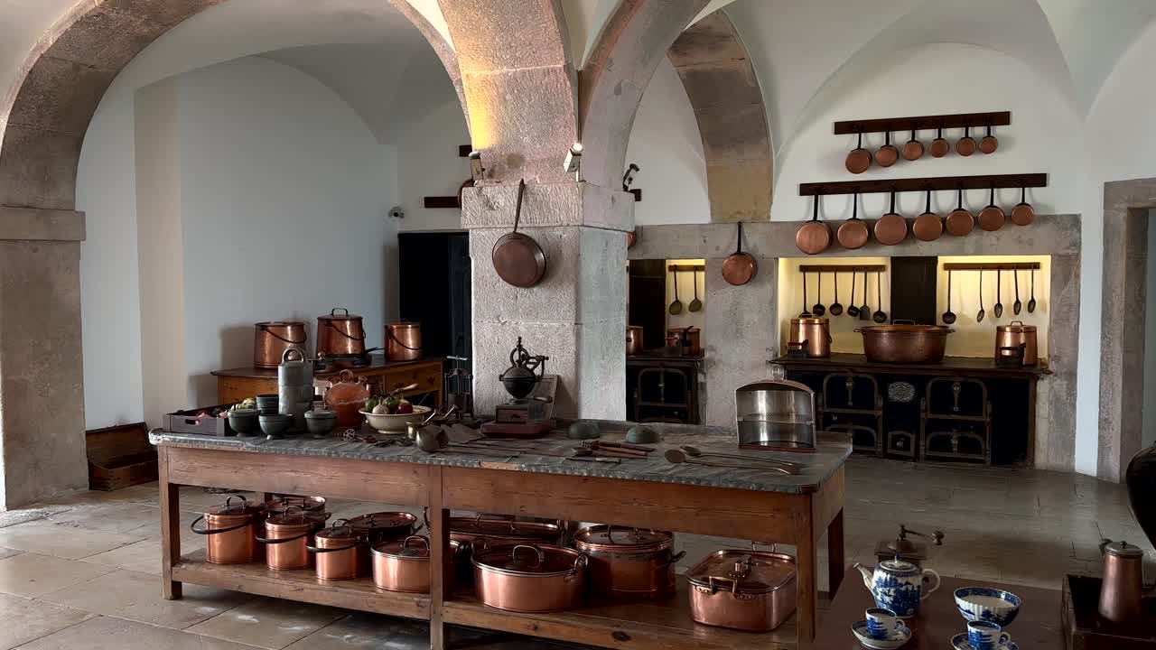 antigua cocina histórica en el palacio de pena en sintra con sartén y olla de cobre, tiro de panado