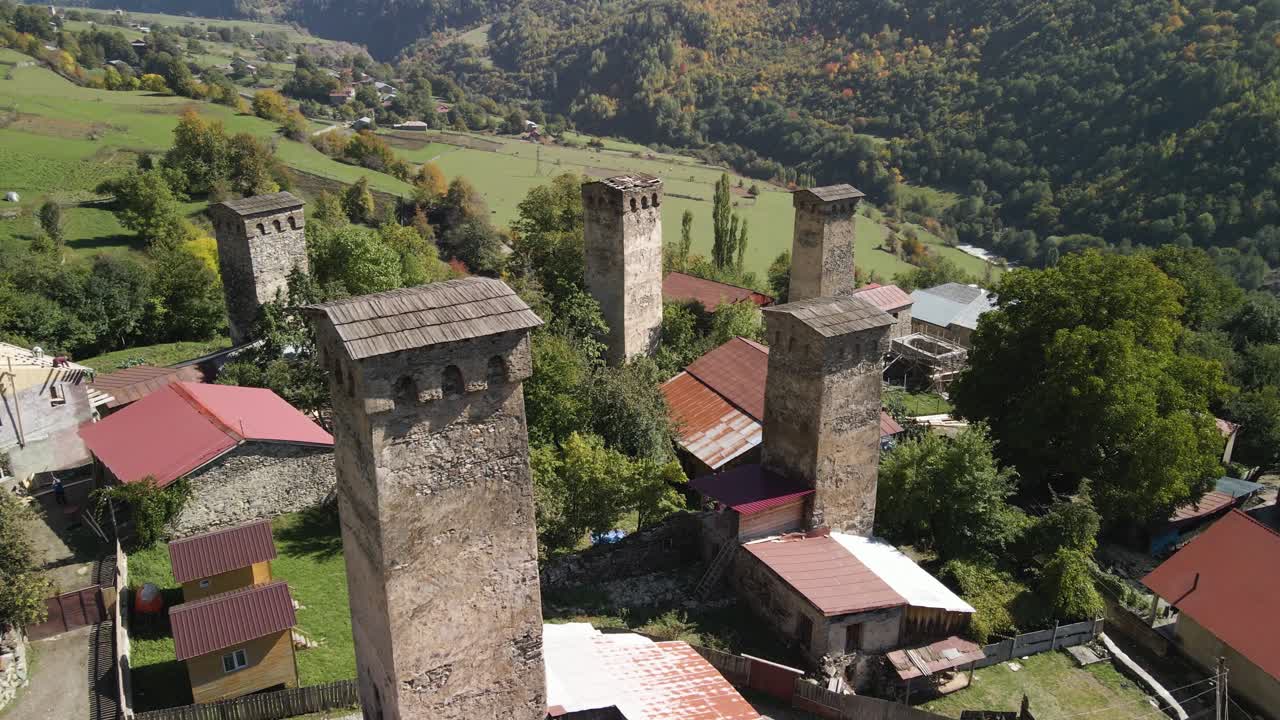 montaña residencial y del cáucaso en el fondo, svaneti, georgia