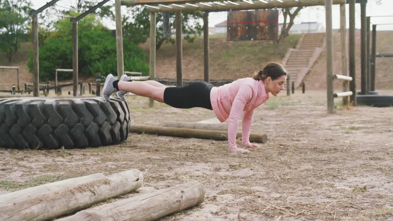 mujer caucásica haciendo ejercicio en el campamento de entrenamiento