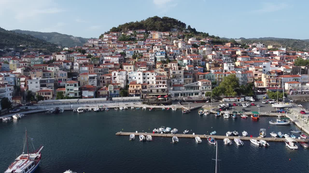 vista aérea del puerto de la ciudad de plomari, isla de lesbos, mar egeo