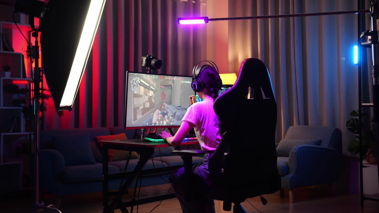 un jugador jugando a un videojuego en una habitación oscura