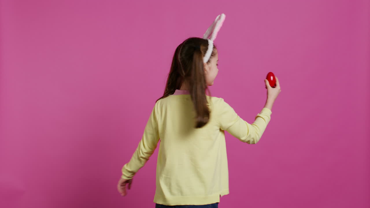 열광적인 어린 아이가 카메라 앞에서 돌아다닙니다.