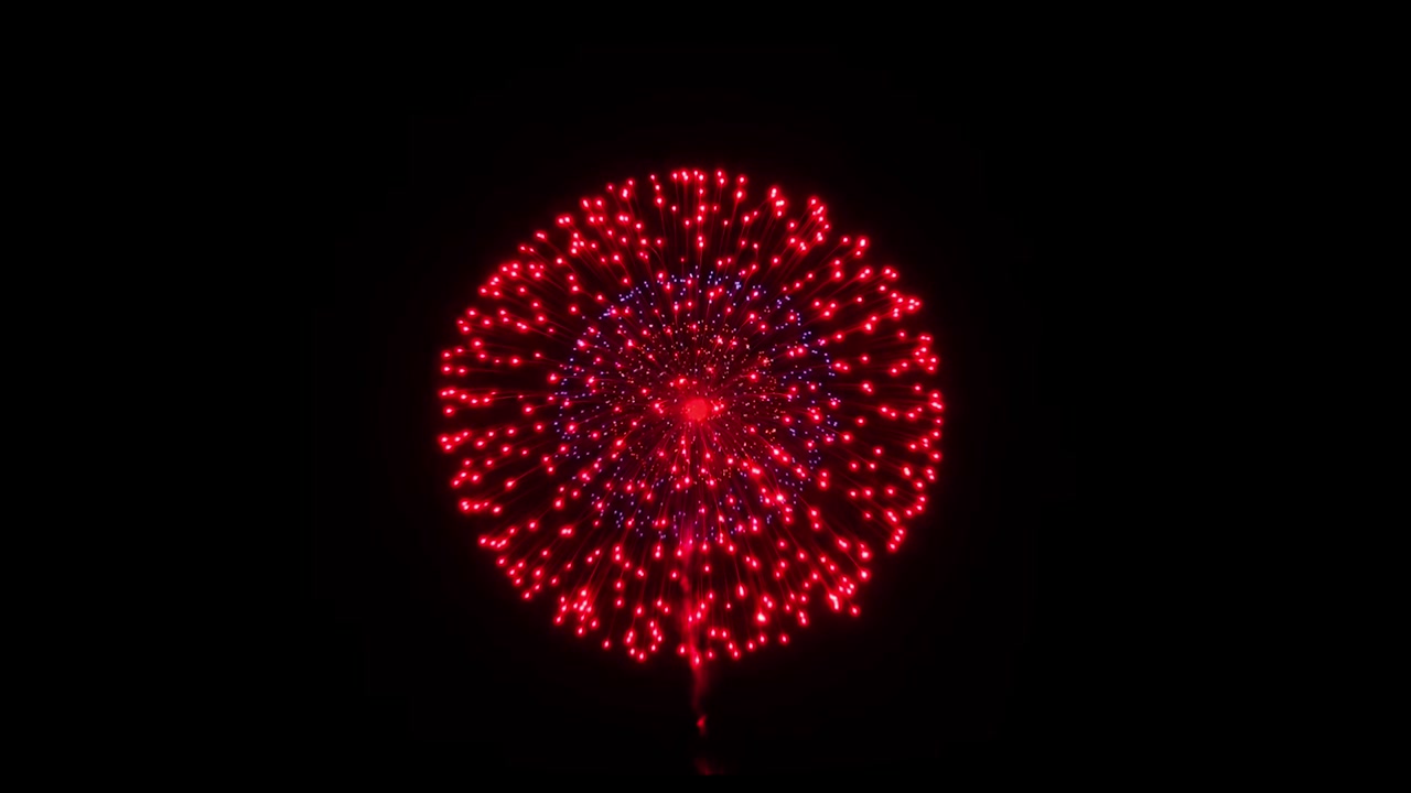 Animazione green screen con canale alfa: spettacolo di fuochi d'artificio multicolori nel cielo notturno per compleanno.