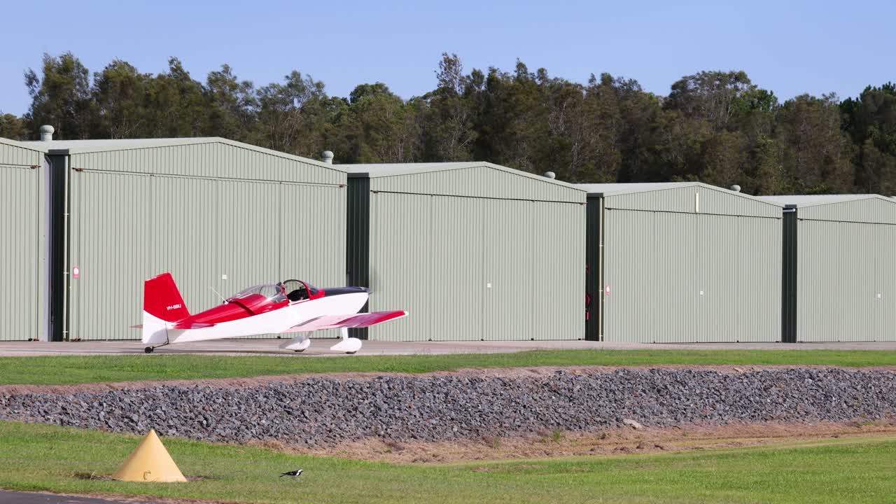 красно-белый самолет взлетает
