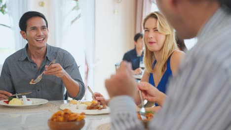 amigos disfrutando de una comida juntos en un restaurante