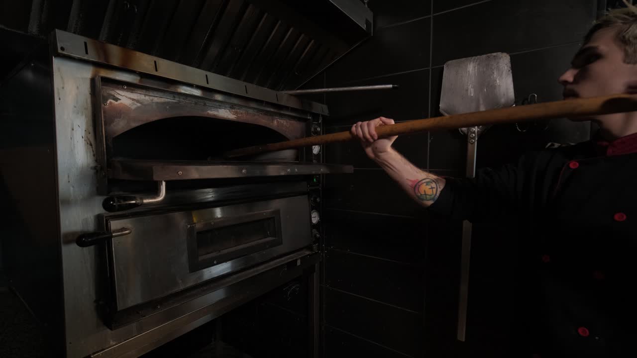 шеф-повар использует печь для пиццы
