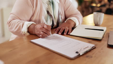 mujer anciana firmando documentos