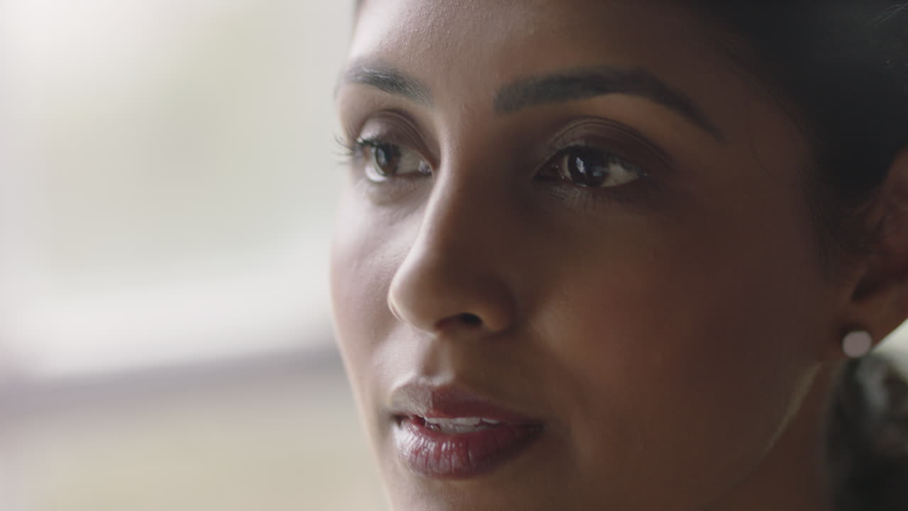 retrato de una hermosa joven india sonriendo, feliz, disfrutando de un estilo de vida exitoso, satisfacción, expresión feliz, belleza femenina de cerca.