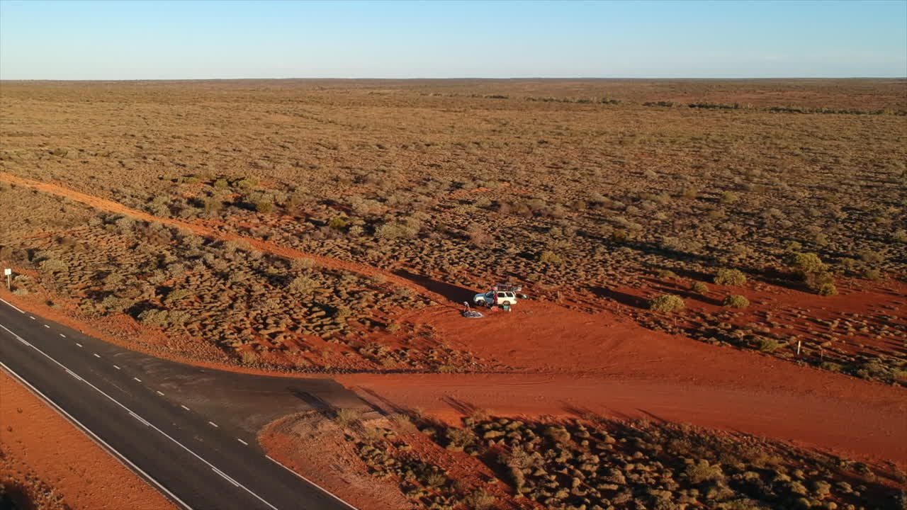 4x4 conduciendo en el desierto 4k drone australia