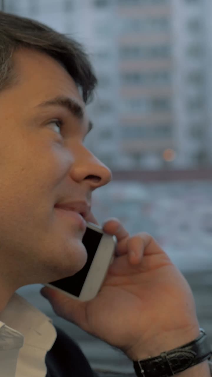 전화통화 중인 남자