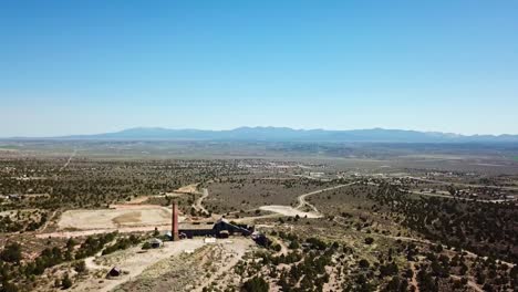 ciudad del desierto y antigua vista aérea de la mina de mineral de plata abandonada con drone en verano nevada