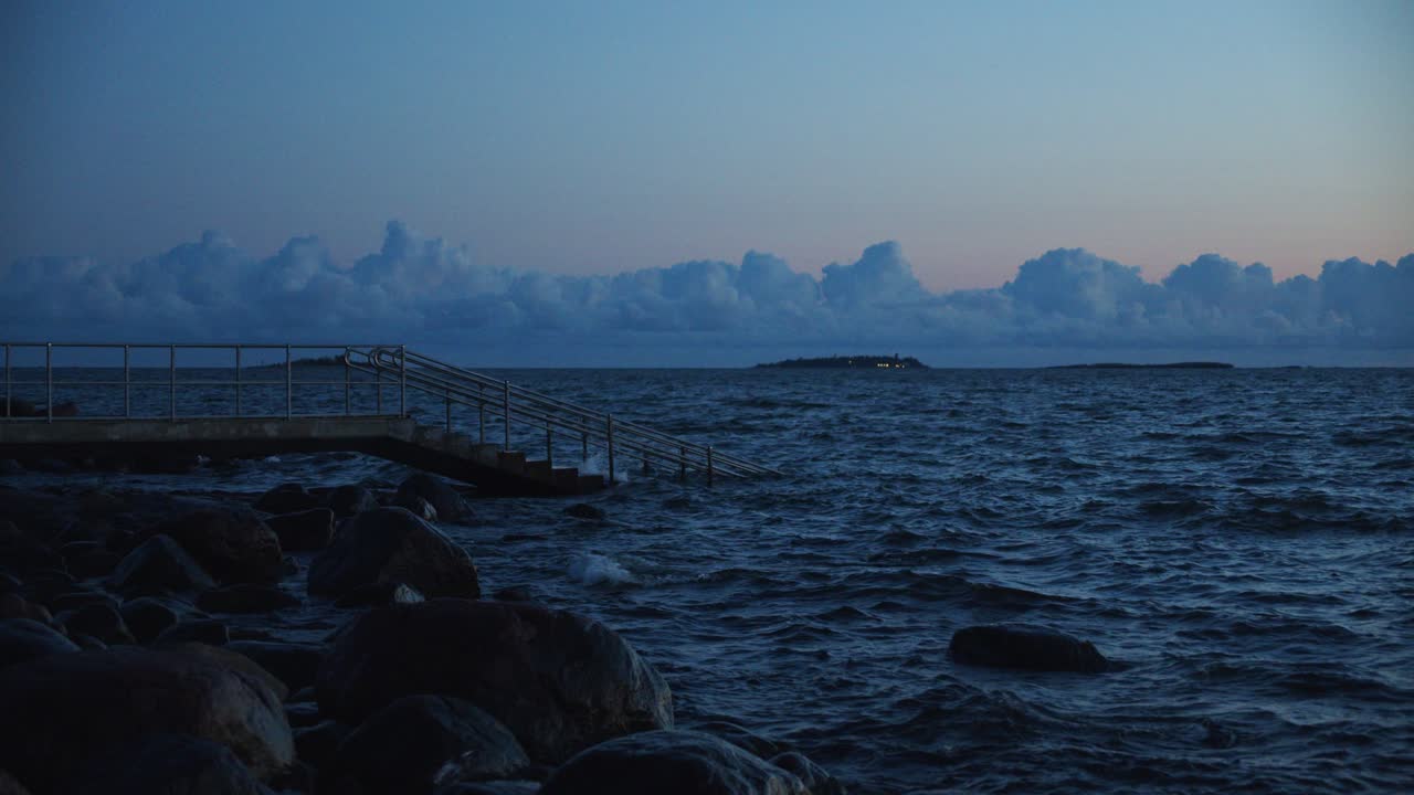 해가 지면 바가에 파도가 부히고