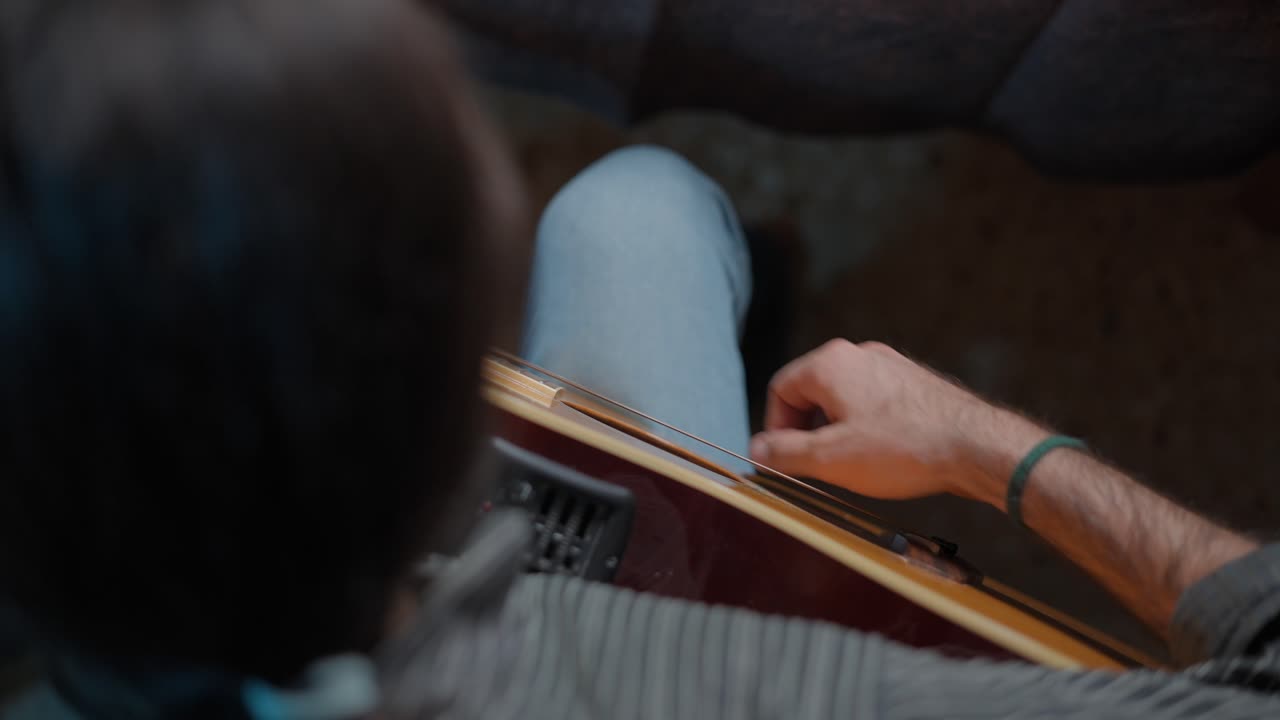 hombre tocando la guitarra acústica