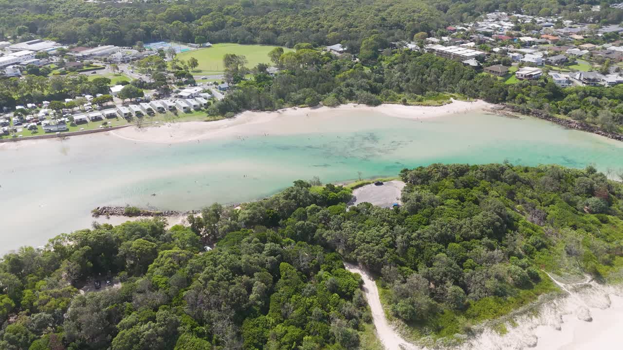 강과 초록색으로 아름다운 해안 풍경