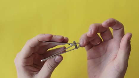 mantener las uñas bajo control recortadas sobre un fondo amarillo claro