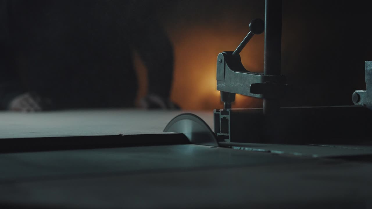 equipo de carpintero para el procesamiento forestal. máquina de carpintería industrial con una sierra circular eléctrica, maquinaria de madera. artesano irreconocible corta tablero de astillas de madera