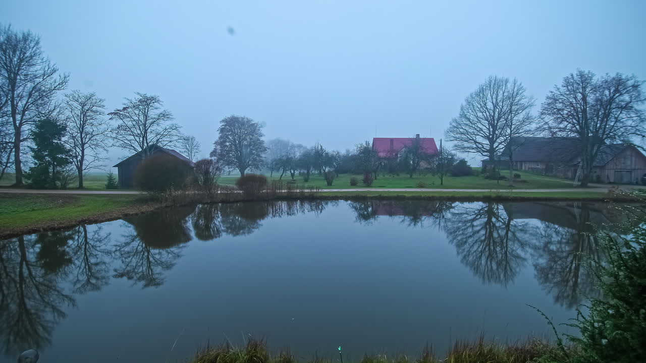 밤부터 낮까지 흐릿한 연못의 시간 흐름과 함께 물 위를 바라보는 집