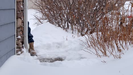 Verbindungsstufen-Müssen-Vom-Schnee-Befreit-Werden,-Um-Ein-Ausrutschen-Der-Personen-Zu-Verhindern