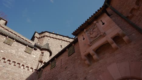 Figuras-Arquitectónicas-En-Una-Pared-Del-Castillo-Histórico,-Alsacia,-Uno-De-Los-Principales-Lugares-Históricos-De-Francia