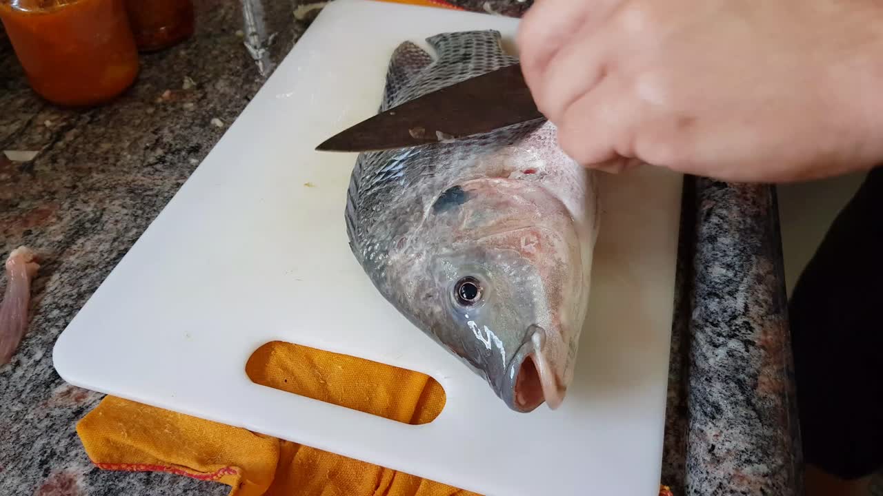 hombre preparando pescado crudo 4k imágenes uhd