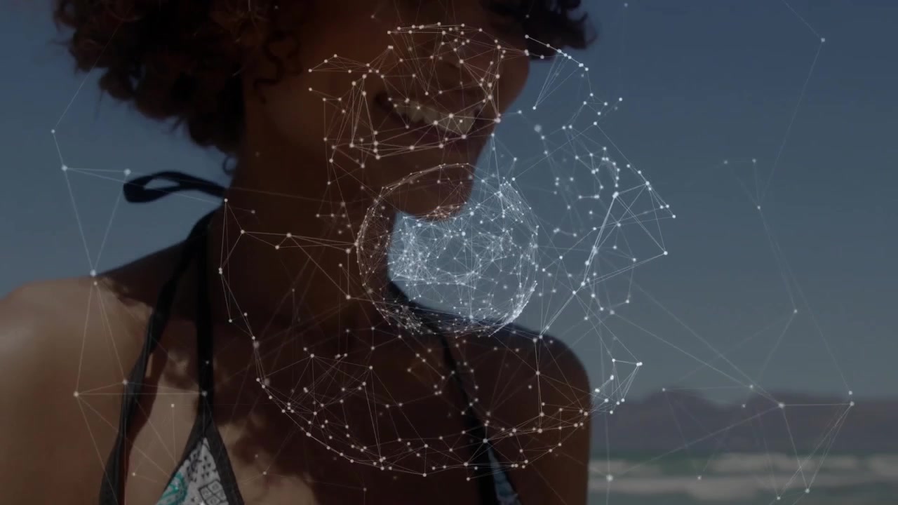 Strandbruker trykker på smarttelefon og styrer en glødende nettverksklode inn i en stabil 3D-sfære for en teknologidemo.