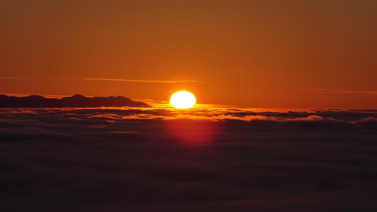 Auringonnousu tulista taivasta vasten Campbell Riverissä, Brittiläisessä Kolumbiassa, Kanadassa. Ilmakuva