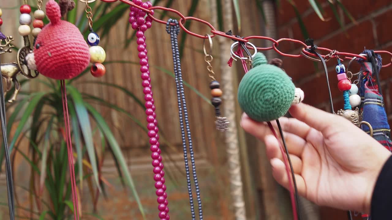 mujer mirando joyas y accesorios hechos a mano