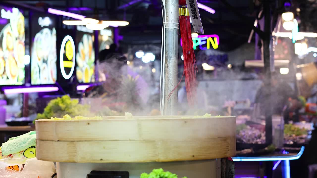 comida al vapor en el vibrante puesto del mercado nocturno